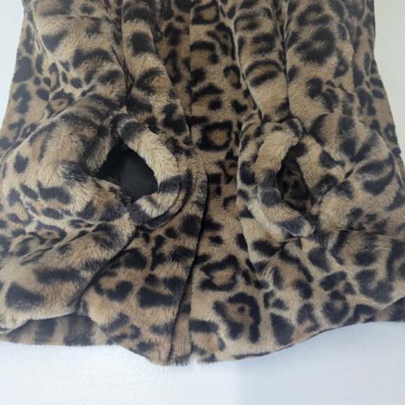 Takara Girls Size Medium Leopard Print Furry Vest *Possible small stain - Picture 3 of 10
